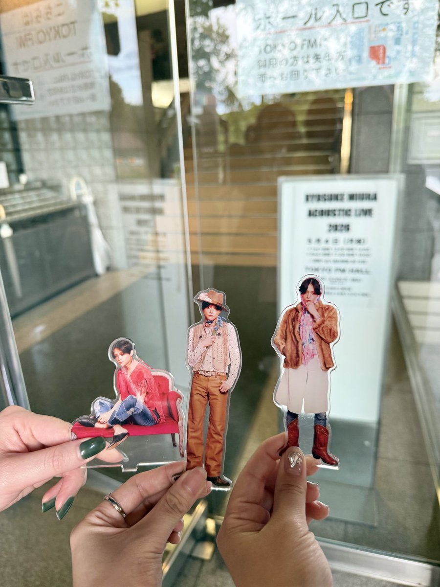 potatoooo_27map's tweet photo. アコースティックライブ楽しかった〜！！
いつもと違うセンターステージも見やすくて最高だったし、久々の笑顔で踊って歌うりょんくんも最高だったし、カテコはまさかのミュージカルナンバー🥹
最後のダンスをペンラ振りながら聴く日が来るとは思わなかった😂
7/13も楽しみ！！仕事は絶対休む。。 https://t.co/F4vTWD3xw7