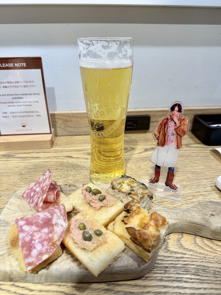 potatoooo_27map's tweet photo. アコースティックライブ楽しかった〜！！
いつもと違うセンターステージも見やすくて最高だったし、久々の笑顔で踊って歌うりょんくんも最高だったし、カテコはまさかのミュージカルナンバー🥹
最後のダンスをペンラ振りながら聴く日が来るとは思わなかった😂
7/13も楽しみ！！仕事は絶対休む。。 https://t.co/F4vTWD3xw7