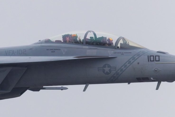 bin2r's tweet photo. 岩国基地フレンドシップデー2026
F/A-18F デモ
後席さん随所にWピース✌️✌️
① フォトパス（とDJが言ってた）の時
② アレスティングフック出しながらのスローパスの時
③ Touch &amp;Go で再び上がる時
④ デモ終了後のファンサ。

#岩国基地フレンドシップデー
#FA18F
#VMF102
#ダイヤモンドバックス https://t.co/fkkom0LBbz