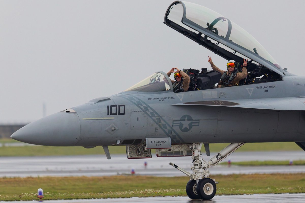 bin2r's tweet photo. 岩国基地フレンドシップデー2026
F/A-18F デモ
後席さん随所にWピース✌️✌️
① フォトパス（とDJが言ってた）の時
② アレスティングフック出しながらのスローパスの時
③ Touch &amp;Go で再び上がる時
④ デモ終了後のファンサ。

#岩国基地フレンドシップデー
#FA18F
#VMF102
#ダイヤモンドバックス https://t.co/fkkom0LBbz