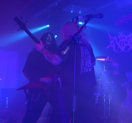 Entera_Thrash's tweet image. Neues Live Foto. Dieses ist vom Gig in Regenstauf. 
#thrashmetal #speedmetal #metalband #liveband
#livebild #livefoto #konzertfoto #bühne #gig
#konzert #metalgig #metalshow #auftritt #live #gitarrist #gitarre #bass #metalmusician #sennheisermicrophones