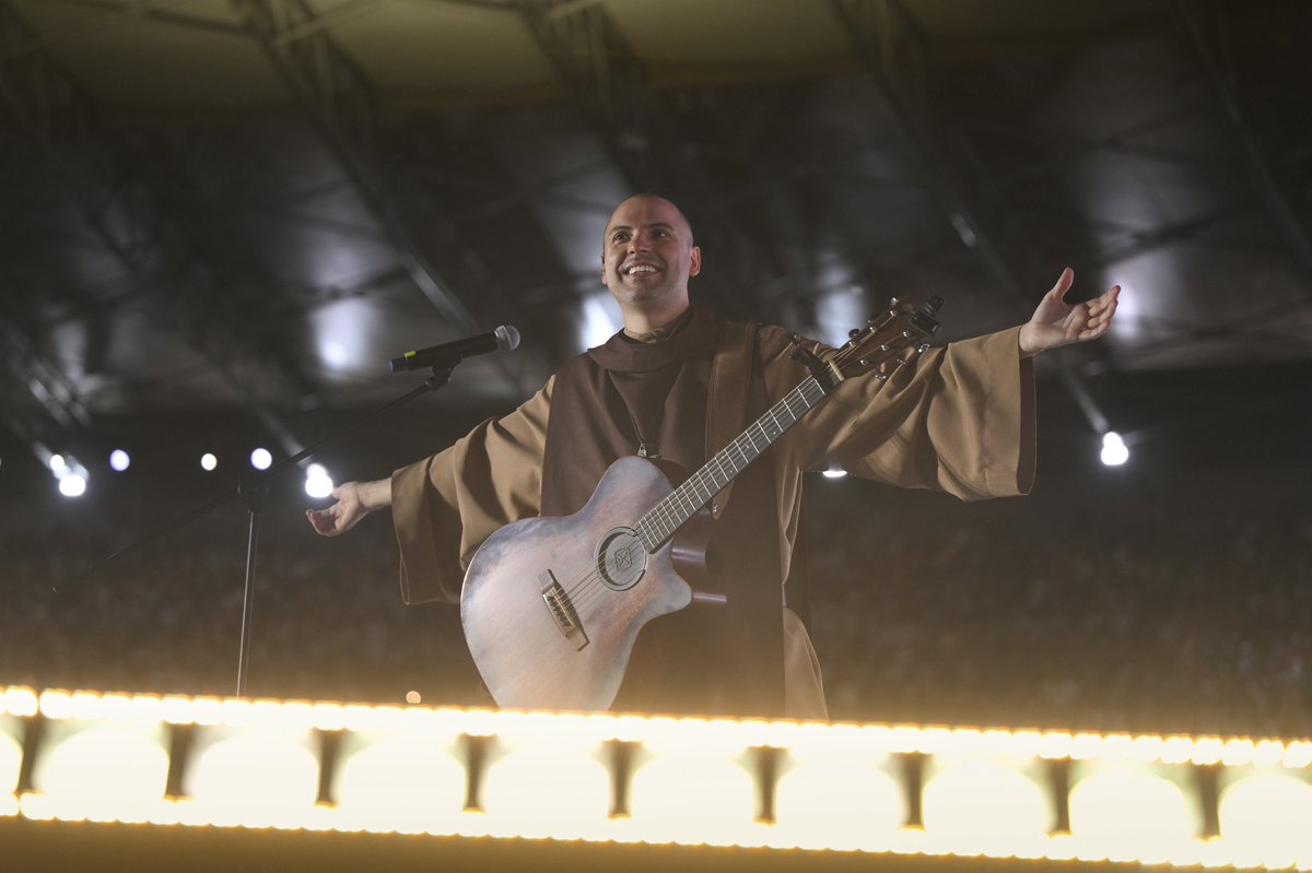 Mineirao's tweet photo. Ontem, o Cristo é o Show transformou o Mineirão em um mar de fé, emoção e momentos inesquecíveis.

Cada foto desse álbum carrega um pedaço do que vivemos: energia lá em cima, corações conectados e uma noite que entrou pra história.

Quem esteve aqui sentiu… e quem não veio, agora pode viver um pouco através desses registros…