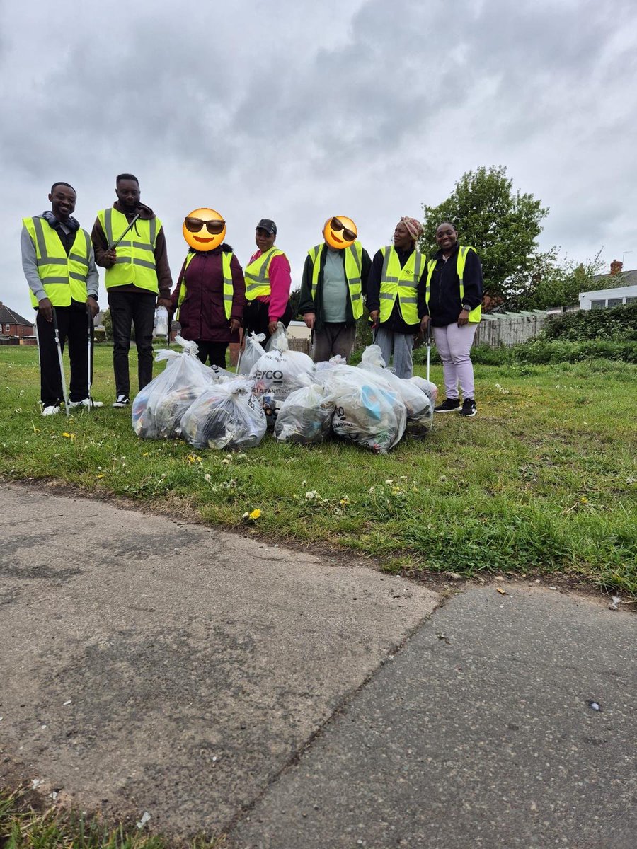 Litterwatch1's tweet image. Huge shoutout to the 8 amazing #volunteers from Resurrection Power &amp;amp; Living Bread Ministries! They spent their Bank Holiday litter-picking on Hall Lane, #Tipton clearing 14 bags of rubbish. So much laughter and community spirit in action. Thanks for all your hard work. #sandwell