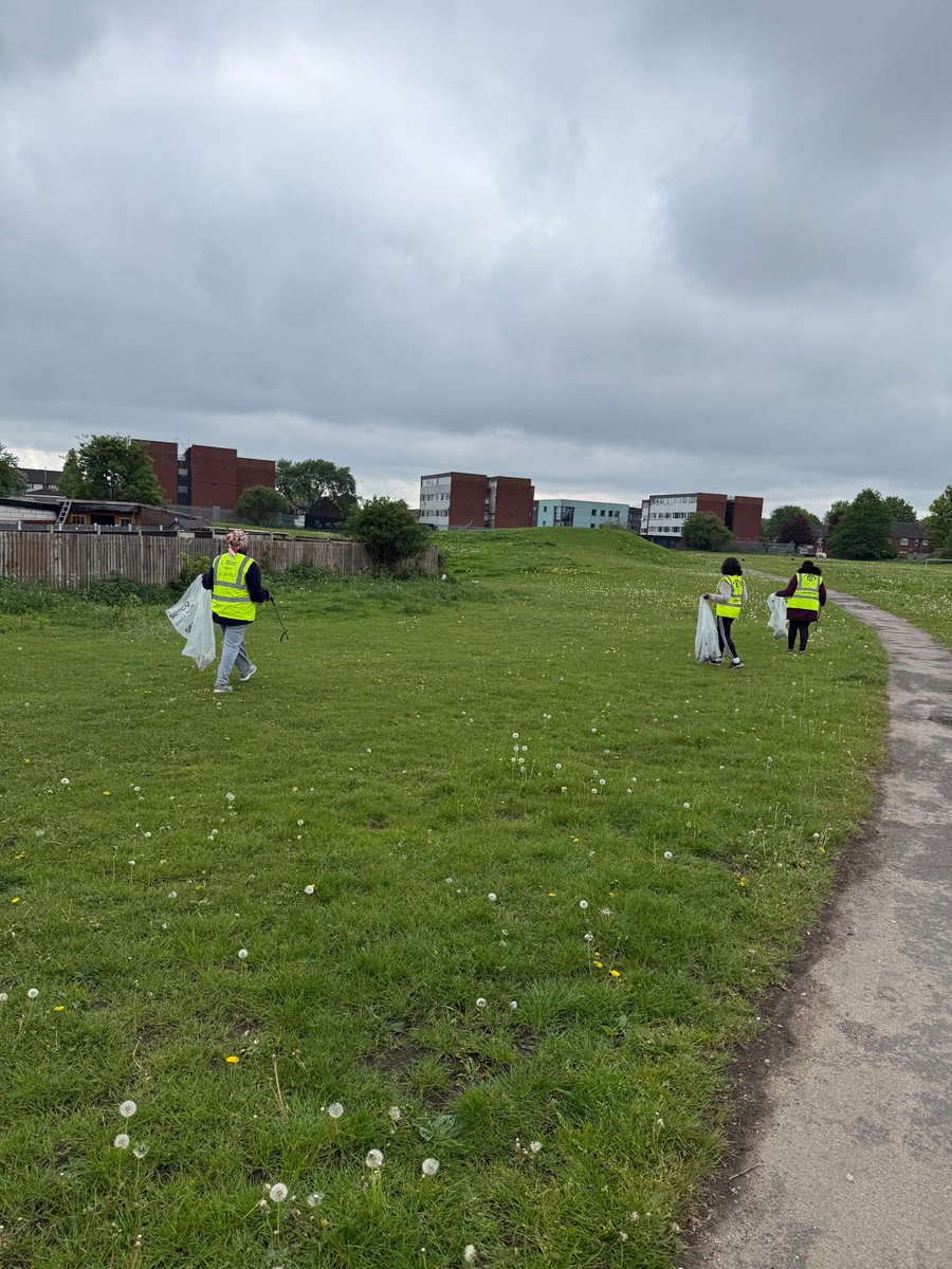 Litterwatch1's tweet image. Huge shoutout to the 8 amazing #volunteers from Resurrection Power &amp;amp; Living Bread Ministries! They spent their Bank Holiday litter-picking on Hall Lane, #Tipton clearing 14 bags of rubbish. So much laughter and community spirit in action. Thanks for all your hard work. #sandwell