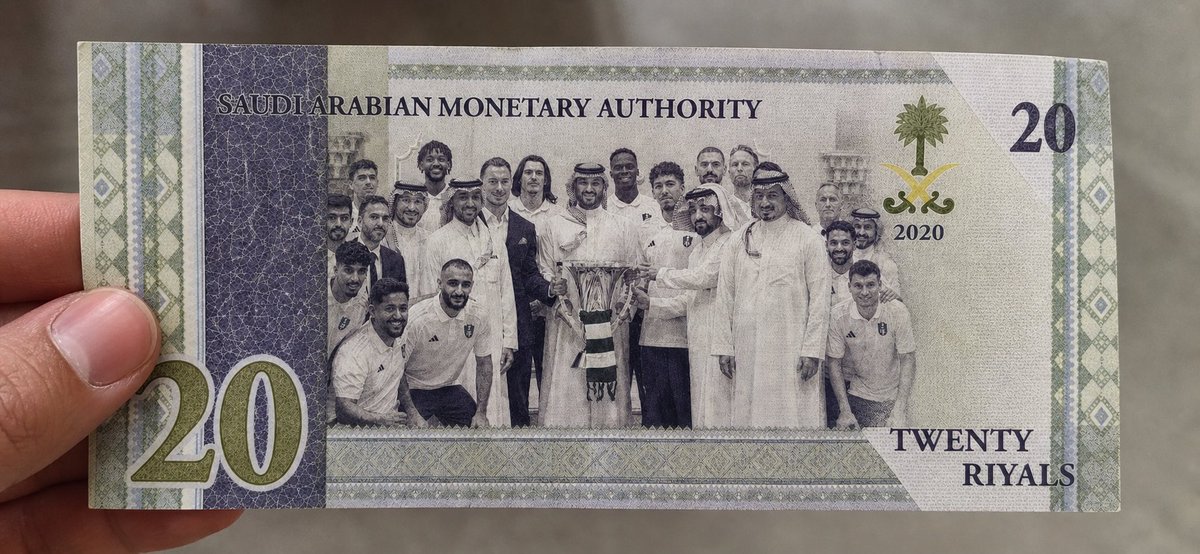 بما أن العملة فئة ٢٠ ريال
اصدرت كعملة تذكارية لمجموعة G20
ليه ماتخلون خلفيتها تتغير كل سنة مع اكبر انجاز للبلد، حتكون محفزة للغير و اكبر تكريم يناله البطل <a href="/SAMA_GOV/">SAMA | البنك المركزي السعودي</a>
