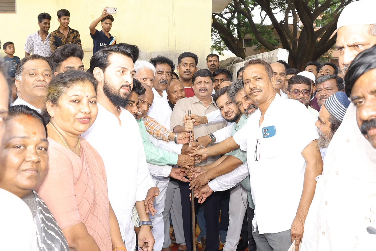 byrathi_suresh's tweet image. In my constituency, inaugurated a new bus shelter at Bhoopasandra, performed the ground-breaking ceremony for Eidgah Maidan development works, and inaugurated a new bus shelter at NTI.

Local Congress leaders, residents, and BBMP officials were present.

#Hebbal #Bengaluru