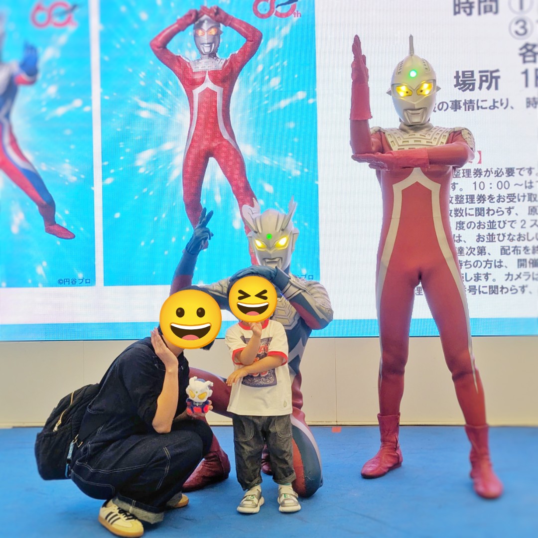 es_cp's tweet photo. 師匠＆大大師匠とお会いして来ました😀
初対面でガチ緊張のおチビを、ほっぺむにむにして笑わせてくれたり、撮影終わってお礼言ったら「いいってことよ！」とえすにも肩ポンしてくれたり…。師匠はファンサの鬼やな…🥹
大大師匠は終始それを一歩後ろで「うむ…」と頷いて見てて、さすがの貫禄…😮✨ https://t.co/TgSItKp2MG