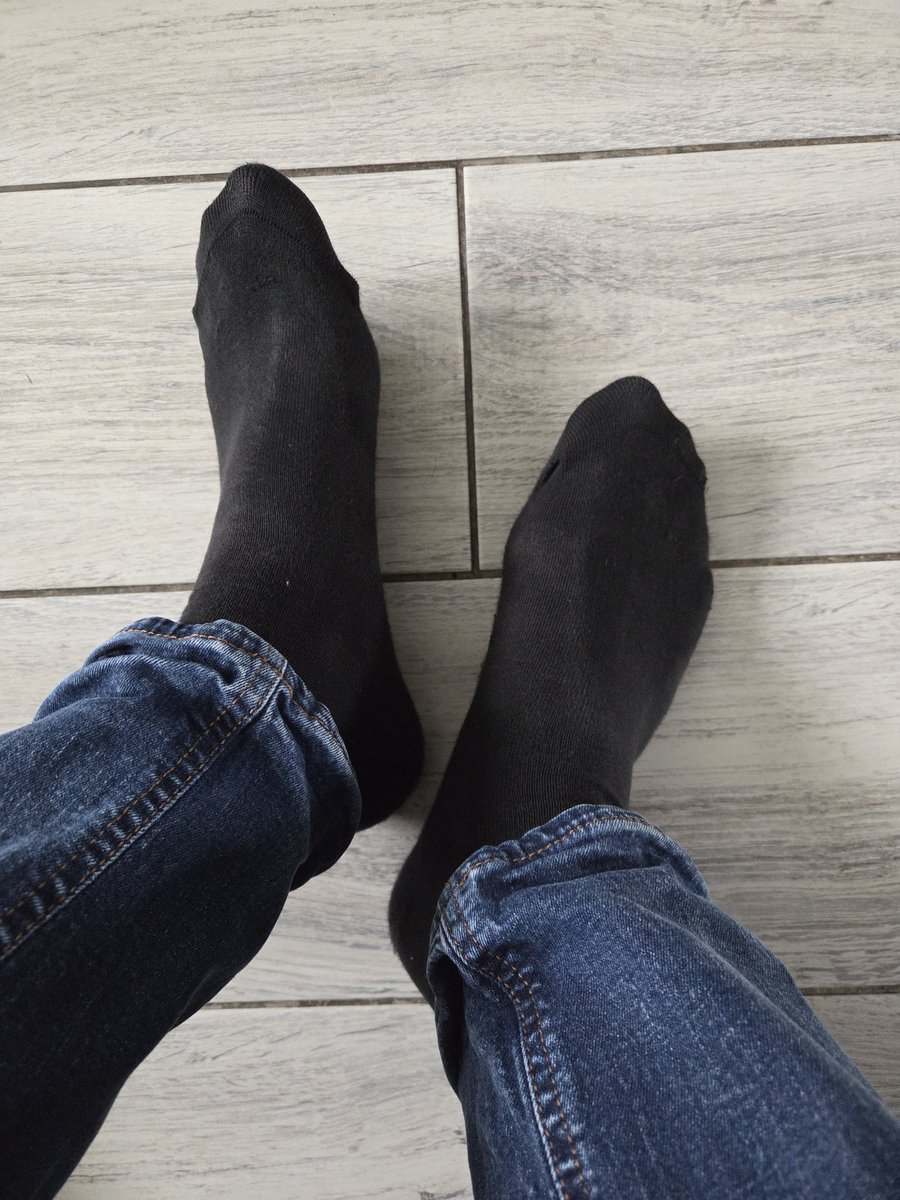 james_in_socks's tweet photo. Been out the house all day... Sweaty plain black socks ⚫ https://t.co/AZWL3HUI9R