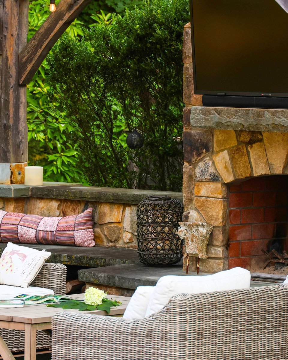 mufsonpools's tweet image. There’s nothing like gathering around a fire—especially when it’s built just for your space.

Mufson designs #firefeatures that bring comfort, style, and year-round enjoyment to your #backyard.

Keep the night going with Mufson: 
🔗 mufsonpools.com