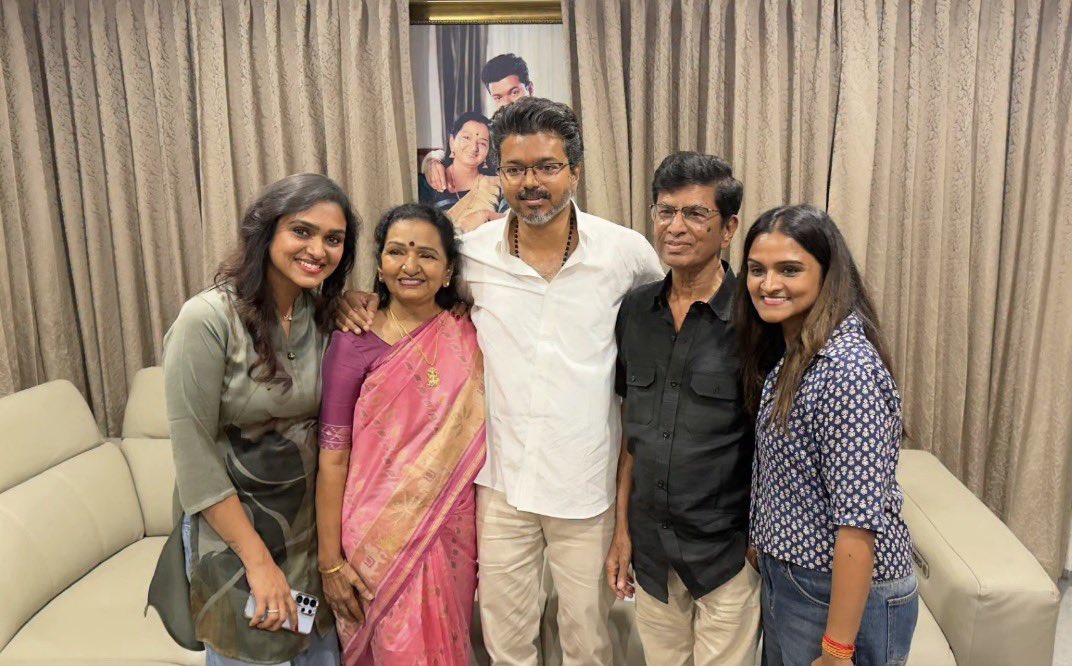 ramk8060's tweet photo. தாய் தந்தையை சந்தித்து ஆசீர்வாதம் வாங்கினார் தலைவர் விஜய் ❤️ https://t.co/2qsEyMo631
