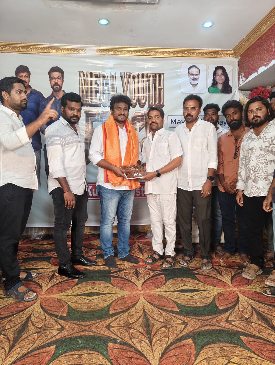 AlwaysCRavi's tweet photo. ఈ రోజు Kurnool లో జరిగిన Mega Youth Force Meetingలో
Mega Youth Force National Convener శ్రీ Bobby Yedida గారిని
పవన్ అన్న గారి ఆధ్వర్యంలో కలవడం జరిగింది.

ఈ సమావేశంలో యువత సేవా కార్యక్రమాలు, భవిష్యత్ కార్యాచరణపై చర్చించడం జరిగింది.
జై మెగా స్టార్ ✊🔥
జై చరణ్ 🔥✊
#MegaYouthForce https://t.co/oBQG8KKeVI
