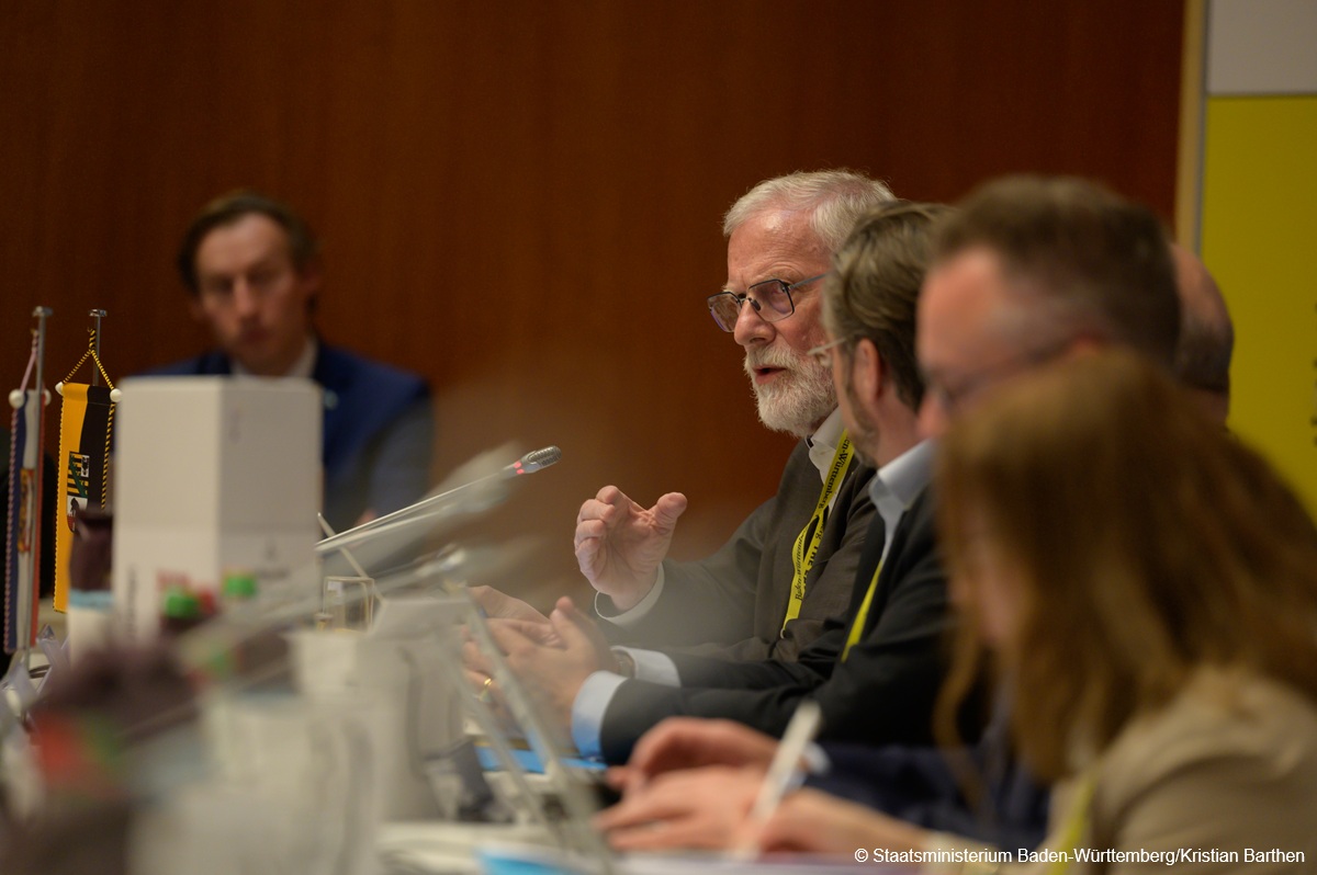 sachsenanhalt's tweet image. "Gerade in Zeiten großer Herausforderungen ist diese koordinierte Zusammenarbeit unverzichtbar“, so #Europa|minister #Robra anl. der 100.Europaministerkonferenz. Die #EMK sei wichtigstes Instrument, um sich in 🇪🇺politischen Fragen abzustimmen &amp;amp;gemeinsame Positionen zu entwickeln.