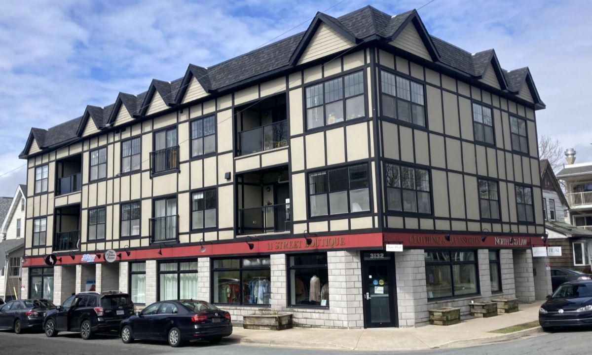 halifaxbloggers's tweet image. A couple of newer commercial buildings in the Hydrostone District make use of the half-timbered vocabulary. Thanks for trying, says Stephen Archibald:

halifaxbloggers.ca/noticedinnovas… 

#architecture #design #history #noticing #halifax #novascotia @Cove17