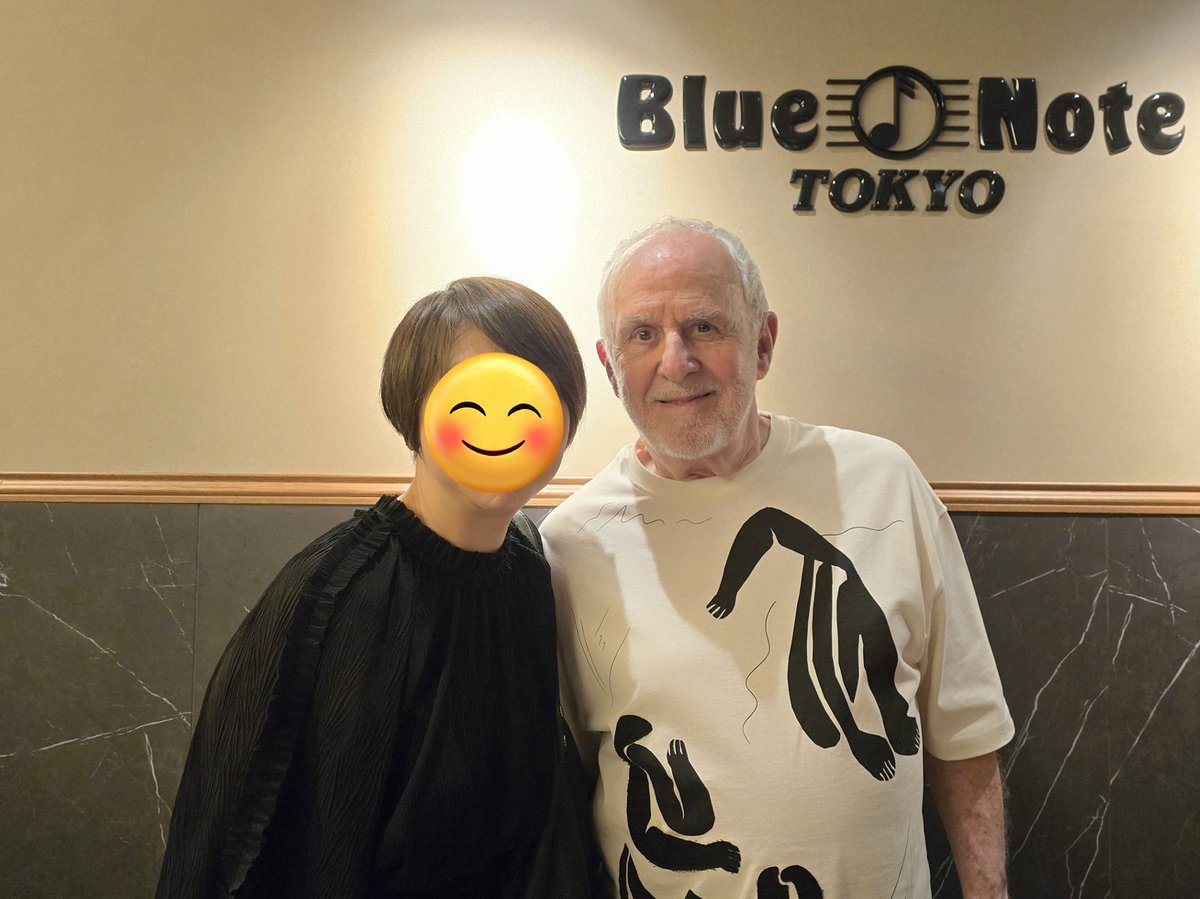 Izumih0705's tweet photo. 最終日なので、終演後ご挨拶に。インプロビゼーションのことからBobの子供の頃、Downtownをアルバムに入れた経緯等々、色んな話を聞かせてくれました😊 大御所なのにいつも変わらず気さくに接してくれるBobに感謝、感謝です!!🙏❤️

#BobJames #BobJamesTrio #BlueNoteTokyo #Day4 https://t.co/Xi9QOPQq2e