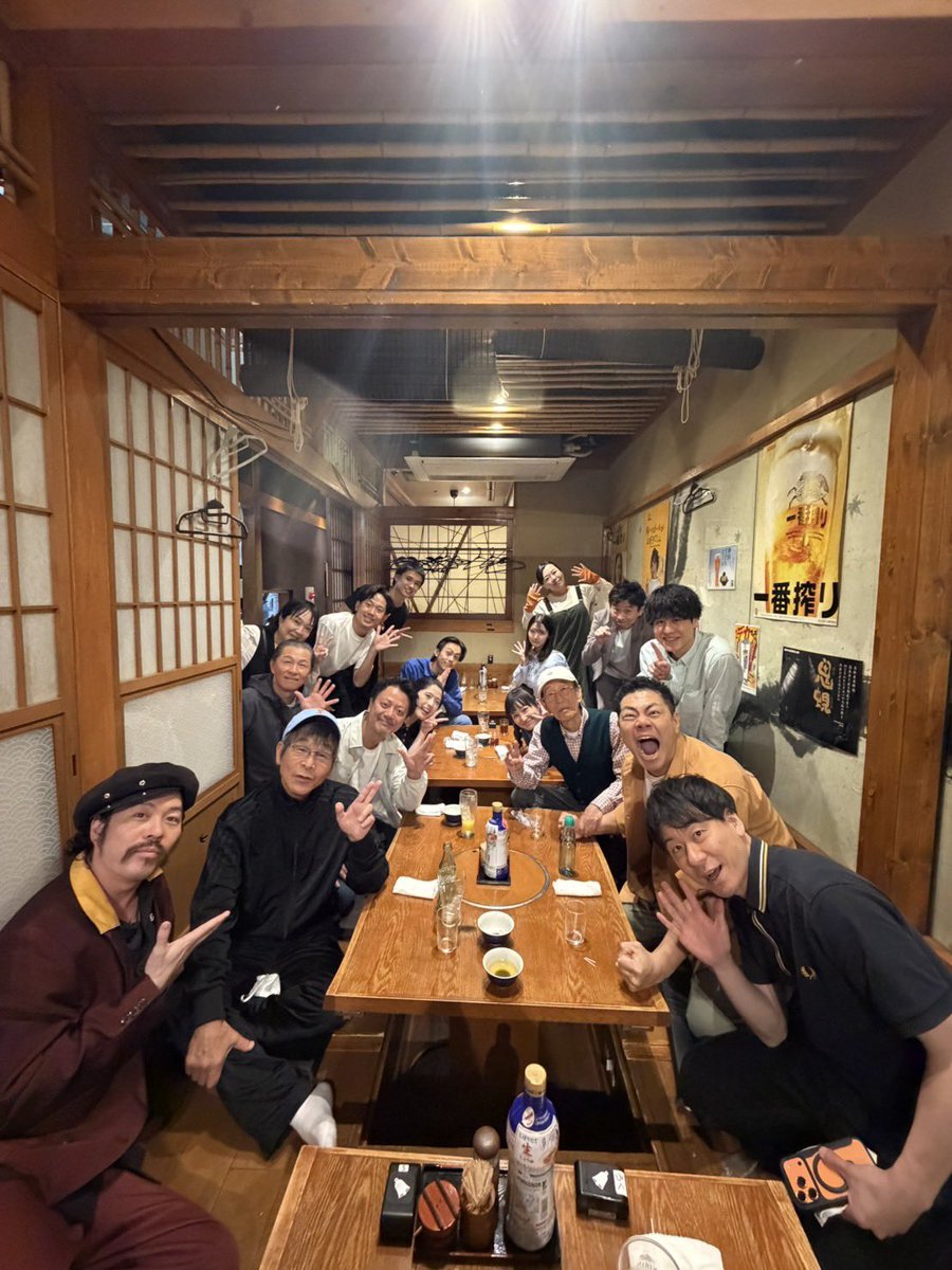 satotaichiro's tweet photo. 間寛平GM座長週の新喜劇「寛平爺さんの、仲良し家族がいぃよぉ～！？」、無事終演しました。
6日間で3回も大入りをいただきました。
ご来場下さった皆様、ありがとうございました。
最終日の合間はみんなで食事会。
寛平師匠、ご馳走様でした。
新喜劇はいいぞぉー✨ https://t.co/urQtkKR13C
