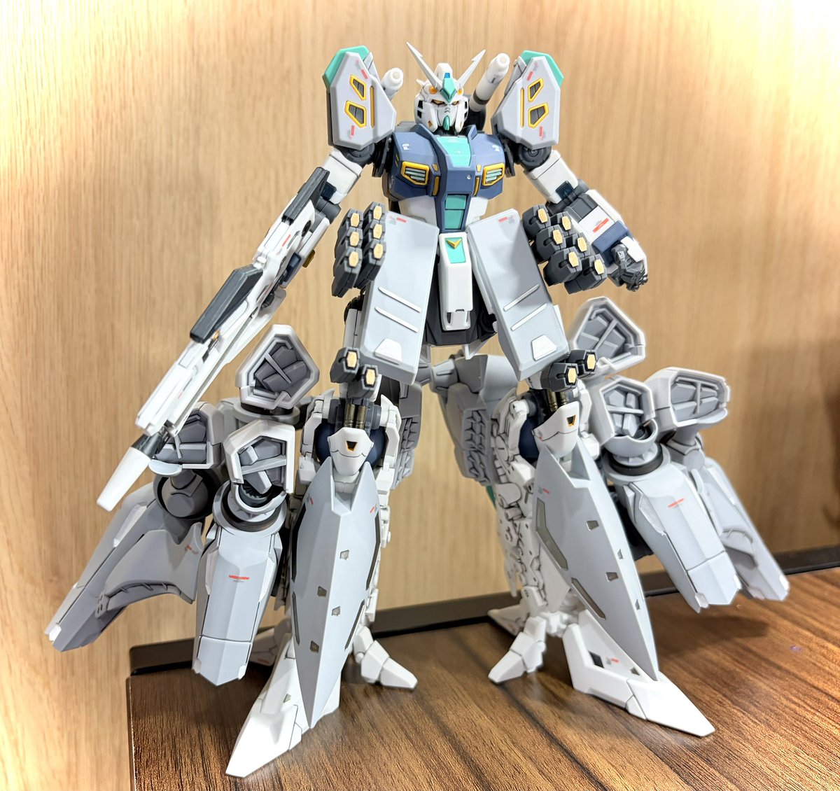 Redcomet_517's tweet photo. HG アリュゼウス下半身まで完成😁
徐々にゴツい感じになってきた👍
#ガンダム　#ガンプラ　#ガンプラ好きと繋がりたい　#gundam  #gunpla  #プラモデルライフ  #プラモデル　#アリュゼウス https://t.co/KYrNkX4dOw