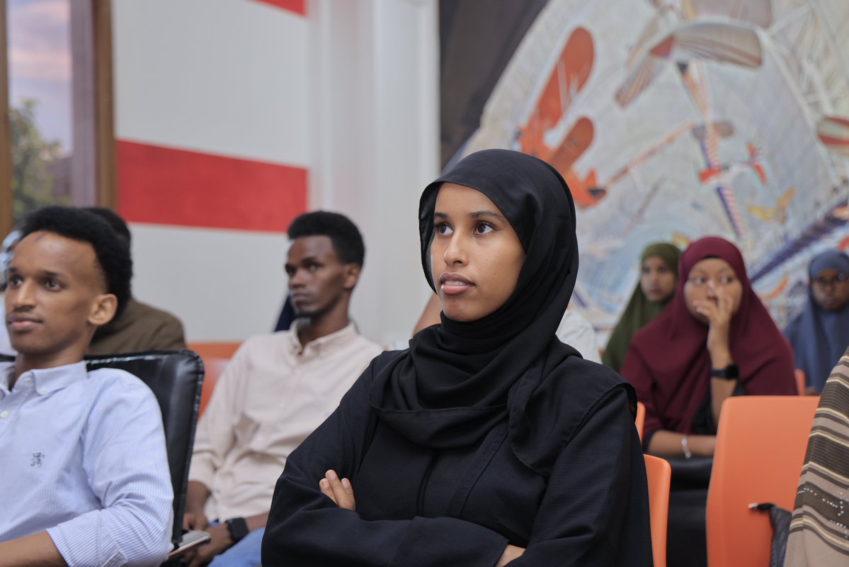 US2SOMALIA's tweet photo. Economic and Commercial Officer Tom Snyder held a lively and informative discussion with Somali youth on U.S. trade and economic priorities at the American Corner in Mogadishu @ACMogadishu. https://t.co/egCD8jx8Ps