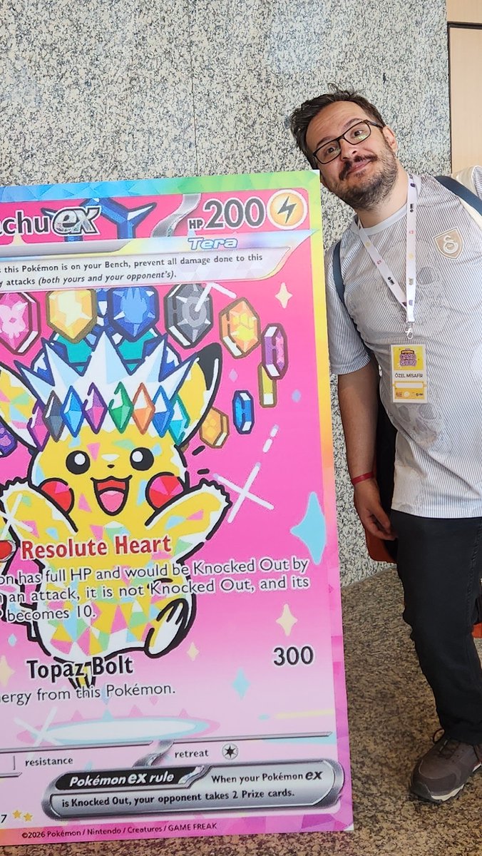 tolgasnl's tweet photo. İstanbul Card Show 2026 çok ama çok eğlenceliydi. Hem koleksiyonuma yeni kartlar kattım hem arkadaşlarımla buluştum hem sanal olarak görüştüğüm ama yüzyüze görüşemediğim insanları gördüm hem de tanışmak istediğim pek çok kişiyle tanıştım, muazzam bir etkinlikti cidden. Ayrıca ne yalan söyleyeyim bu kadar keyifli geçmesini de beklemiyordum. 

- Etkinliği kart + geek show olması beni ekstra memnun etti, bir sürü minik figür, sticker vs lootladım - 

Karşılaştığım, selamlaştığım, sohbet ettiğim herkese çok teşekkürler. Bu etkinlikte olmak hem neden bu işi yapmak istediğimi tekrar hatırlattı hem de daha fazla çalışmam gerektiğini gösterdi. İyi ki varsınız!