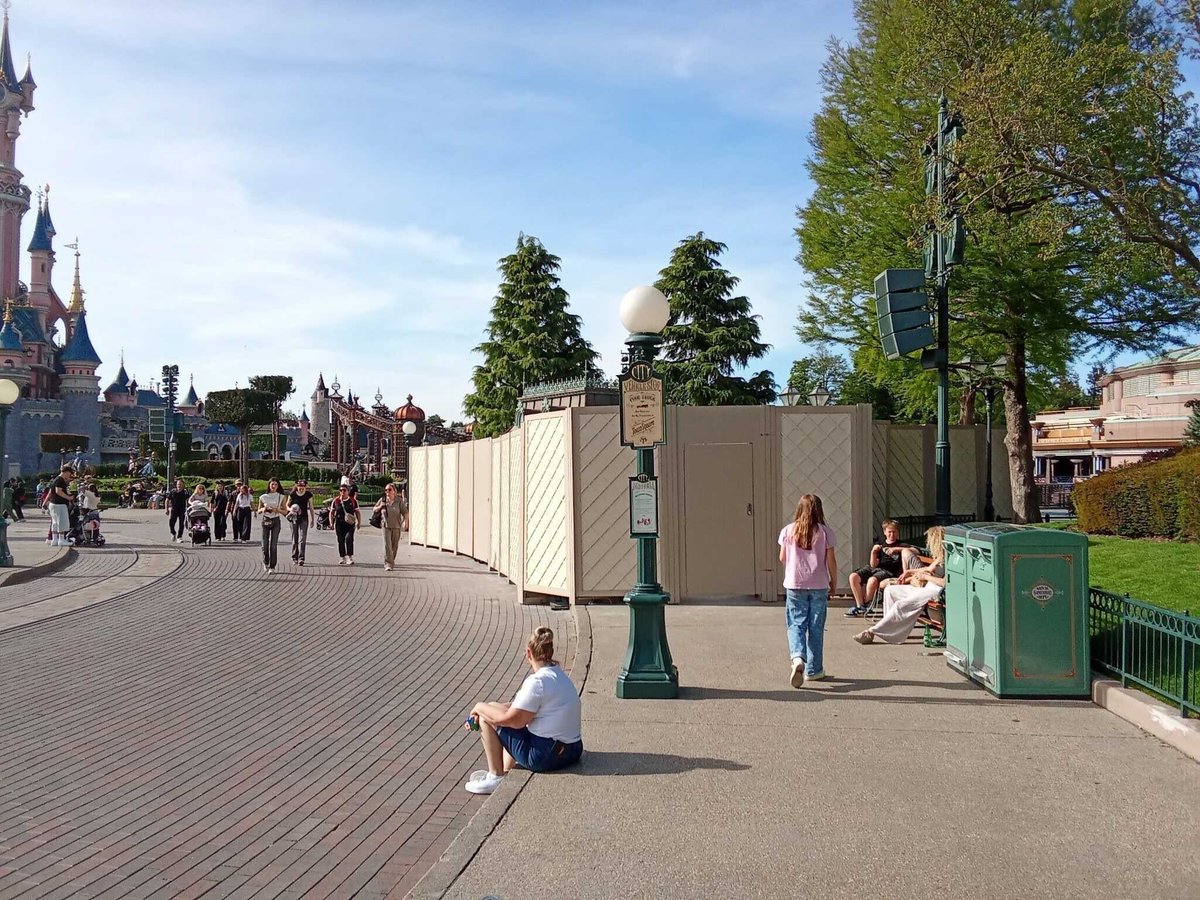 DisneyGazetteFr's tweet image. #DisneylandParis

Des travaux sont en cours sur Central Plaza et les palissades installées! 💫

#Disney