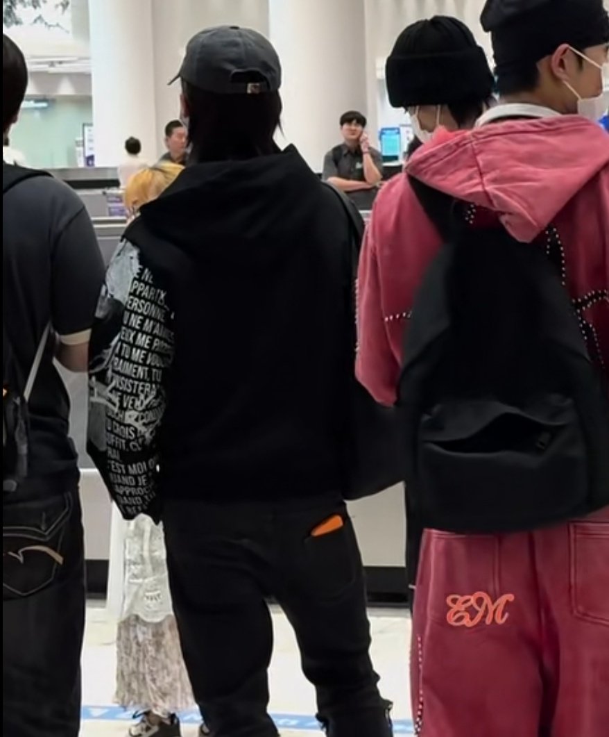 enjoy4sho's tweet photo. Woojin tuh kebiasaan bgt naro hp di kantong belakang kayak gini. Besok kalo pas ke jakarta dan main main keluar usahain jangan gini ya dek, apalagi hp mu gonjreng warnanya. Santapan sedap ituu 😭😭 https://t.co/tSDsSnKA6l