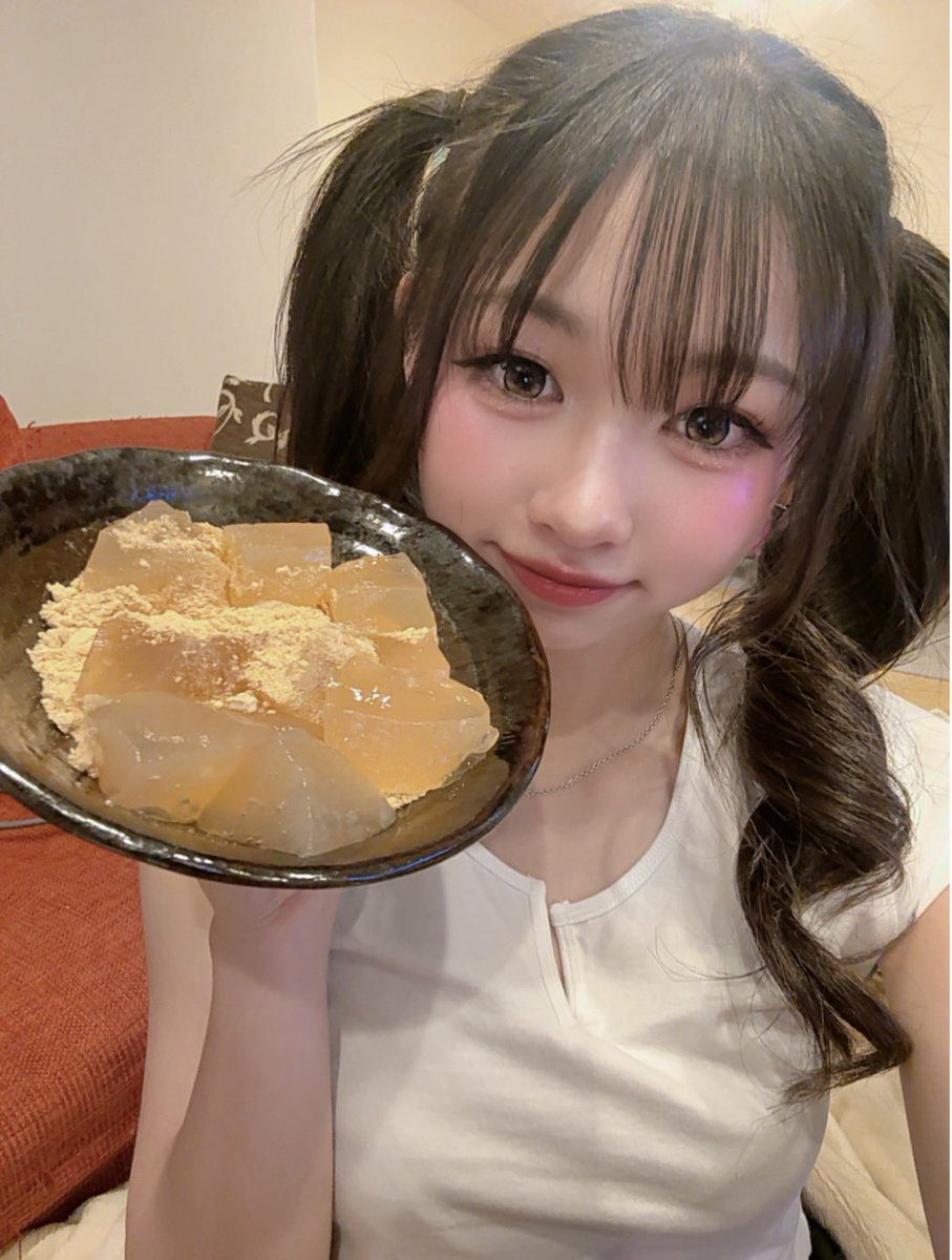 ママちゃむ特製わらび餅￼￼🎀
￼一応ダイエット中だから甘さ控えめにしてくれたの‼︎まっっじでおいしかった😋😋ママちゃむの料理が1番だいすきなんだっ🧡🧡#マシュマロドロップ