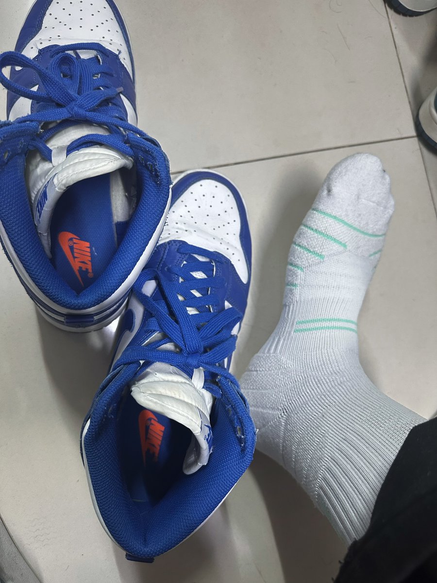 LinXin52016's tweet photo. 脚底下没有什么新鲜事
只有刚运动完的汗臭和男人味
该说不说毛巾底的篮球袜真的好舒服
之前尝试过用篮球袜包裹着鸡巴撸管
粗糙的地方就对���龟头、马眼口
让龟头和马眼感受轻微的刺激
再把袜筒口包裹着两个卵蛋
这样就制作好了一个简易的篮球袜套
兄弟们学起来吧

#白袜 #鸡巴 #精液 #rush #体育生 https://t.co/N44B44jWb3