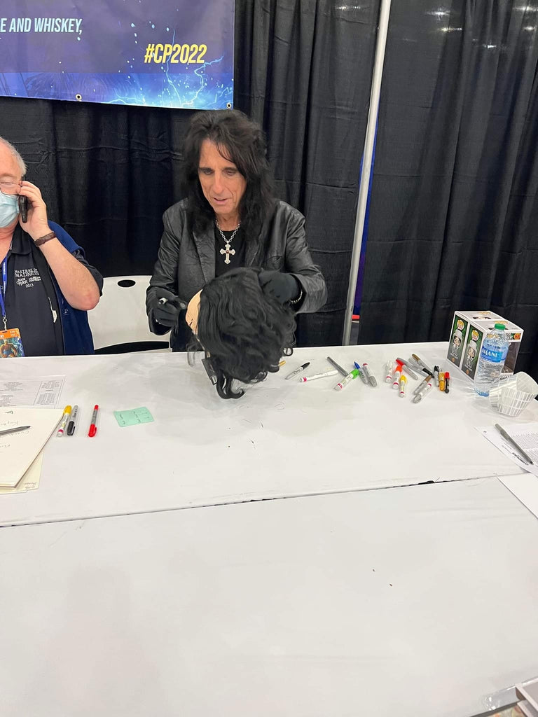autographpros's tweet image. Check out this autograph 😍 Alice Cooper Signed Mask &amp;amp; Custom Display Stand Exact Photo Proof 😍 
by Autograph Pros 
Shop now 👉👉 shortlink.store/0qcqtfvric74
#autographsforsale #autograph #autographs #autographedguitar #autographpros #signed