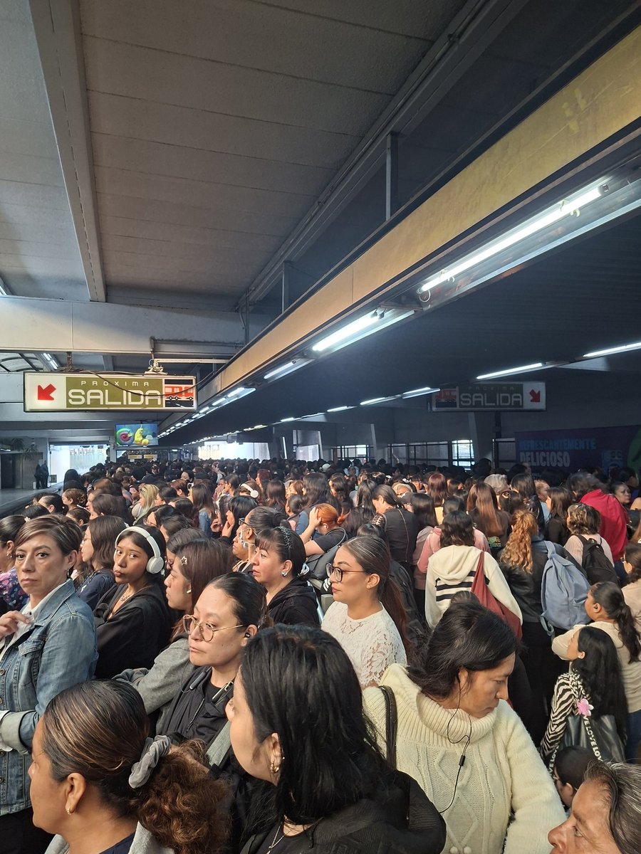 InfoMetroMX's tweet image. 🚨METRO🚨 
#ULTIMAHORA
Se presenta afluencia muy alta y flujo pésimo de unidades en la #Linea1, #Linea3 y #Linea7 del #MetroCDMX 
Tardando hasta 15 min. En poder abordar una unidad.
⚠️!Anticipa tu salida!⚠️
#infometromx