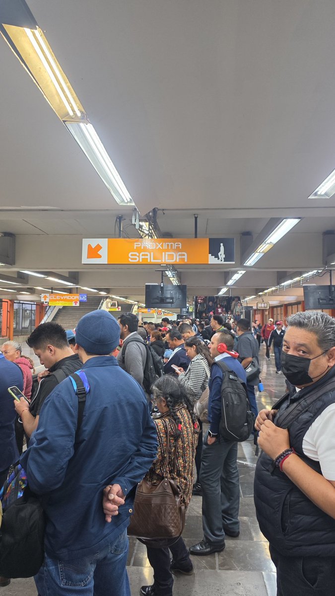 InfoMetroMX's tweet image. 🚨METRO🚨 
#ULTIMAHORA
Se presenta afluencia muy alta y flujo pésimo de unidades en la #Linea1, #Linea3 y #Linea7 del #MetroCDMX 
Tardando hasta 15 min. En poder abordar una unidad.
⚠️!Anticipa tu salida!⚠️
#infometromx