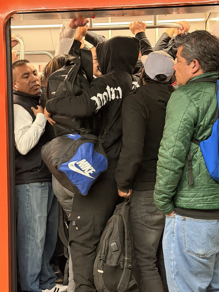 InfoMetroMX's tweet image. 🚨METRO🚨 
#ULTIMAHORA
Se presenta afluencia muy alta y flujo pésimo de unidades en la #Linea1, #Linea3 y #Linea7 del #MetroCDMX 
Tardando hasta 15 min. En poder abordar una unidad.
⚠️!Anticipa tu salida!⚠️
#infometromx