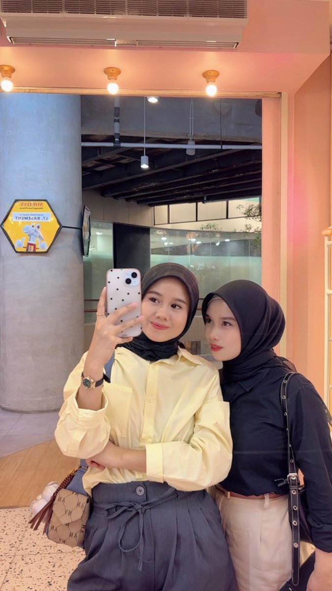 sykusky's tweet photo. love languagenya tanteku "jajanin ponakannya" aduh bismillah bude dapat jodoh yang love languagenya melebihi bude yaa🥹🫶🏻 https://t.co/pJPGDGNbnY