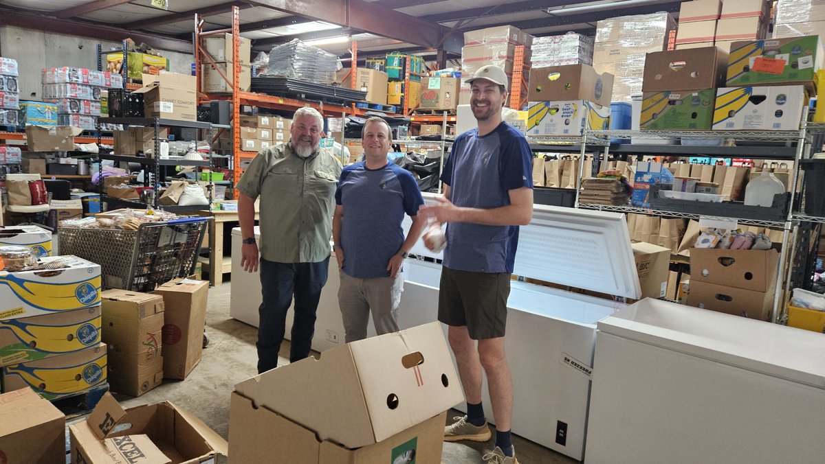 EdificeConst's tweet photo. Edifice Elevates volunteers recently spent an afternoon with @hugclt helping unload donations and stock the food pantry with fresh foods and essential supplies. A meaningful reminder of the power of service, dignity, and community. https://t.co/012n5ECZZb