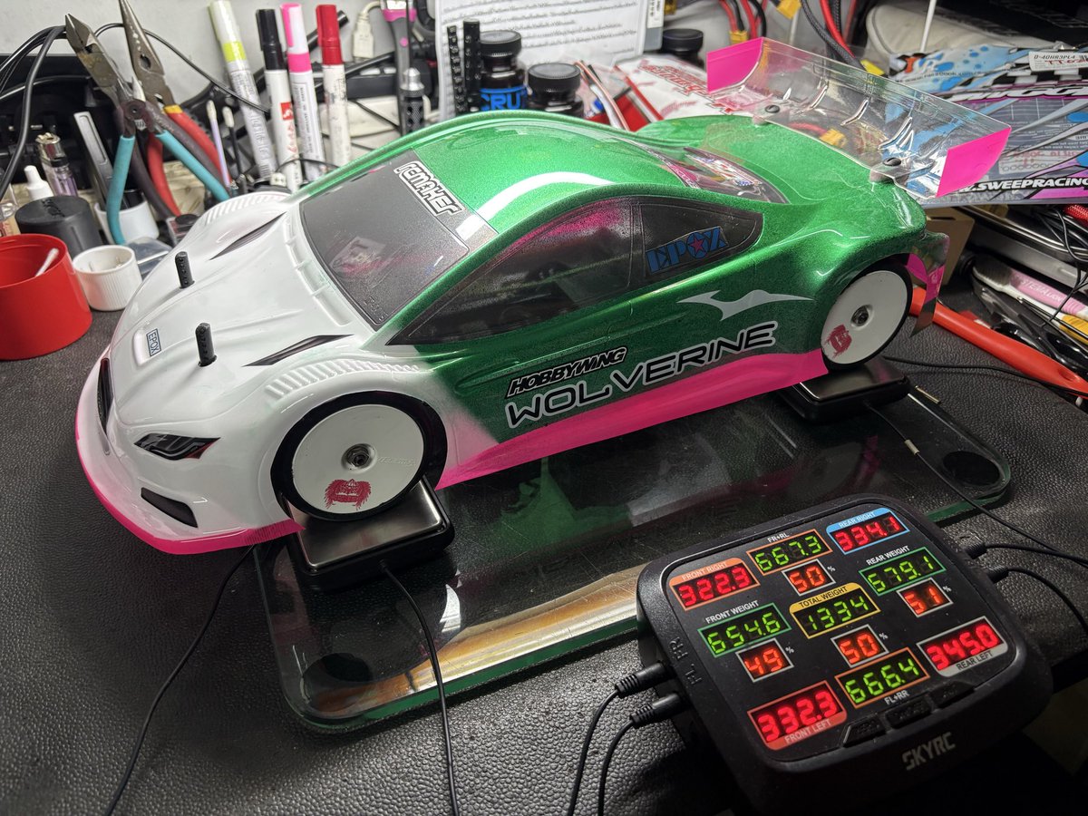 mrwataru1's tweet image. 70km位の車速のクラス参戦時に一度使った事がある #WOLVERINE
やたら調子が良かったの覚えている
その後「T/Wスペシャーレでないとダメ」な風潮で入手すら困難だった
ULが無いのでLの重量は…

宇宙一重たいBandit TORQUE モーターと組み合わせると極悪な左右重量バランスに
 
#三色アイス