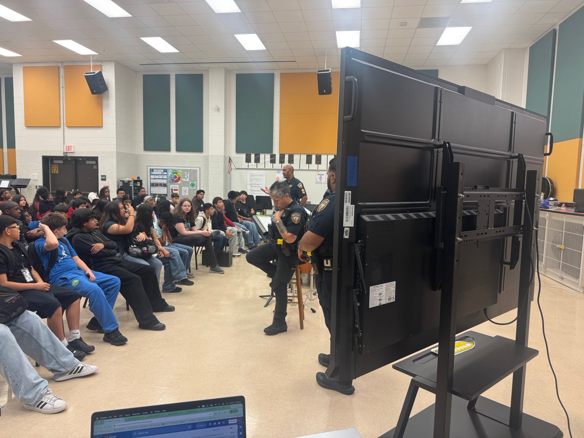 ShotwellMS_AISD's tweet photo. Awesome things are happening at Shotwell Middle School!! More photos from Career Day! 💚🦈💛 @DrKimJohnson07 @DrCrystalWatson https://t.co/a9YEfsqzxD