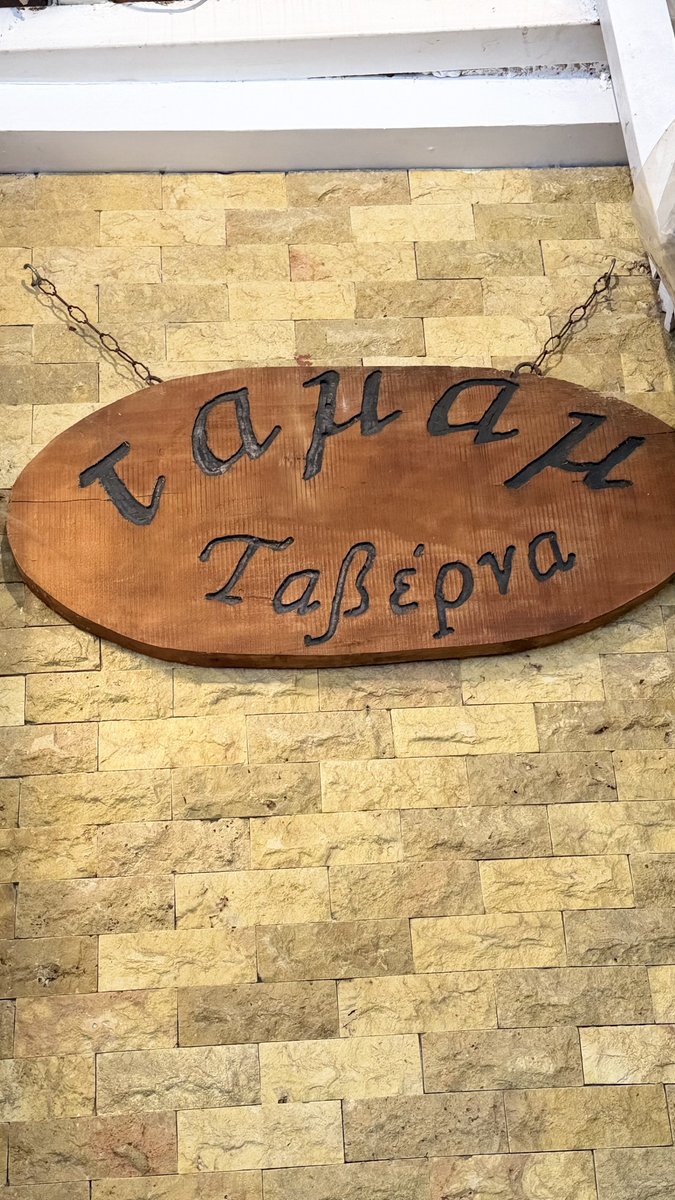 murattolga's tweet photo. Alexandrapoli’de (Dedeağaç) yemek yiyoruz. Kabak kızartma söyledik. Geldi, çok lezzetli. Yarısını yedik, kalan yarısı bu. Her porsiyon bizdekinin üç katı. Mekanı da çok tavsiye ederim. Her şeyi güzel. Tamam Taverna… https://t.co/AwwZ0grcAE