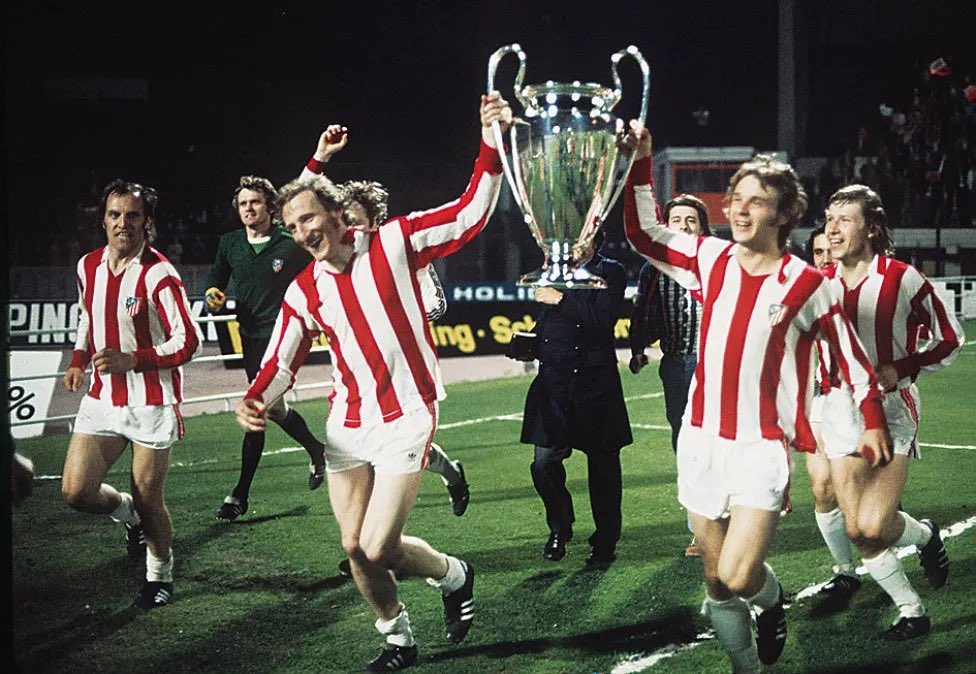 EnRojoBlanco's tweet photo. Los jugadores del Bayer celebraron la Copa de Europa con la camiseta del Atleti en el 74.
Este año nos toca a nosotros celebrar con la de los Bávaros https://t.co/nTEMeJzFI5