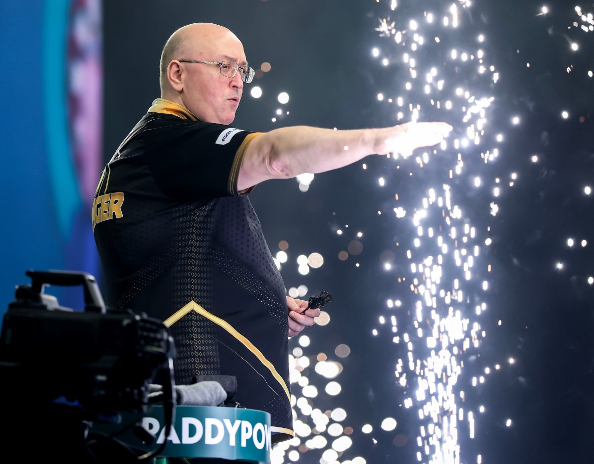 𝗧𝗛𝗨𝗠𝗕𝗘𝗟𝗜𝗘𝗩𝗔𝗕𝗟𝗘! 👍

Andrew Gilding whitewashes Joe Cullen 6-0 with an astonishing 118.66 average for a place in the Last 16!

Legs of 13, 11, 16, 11, 13 and 12 darts from Goldfinger 🔥