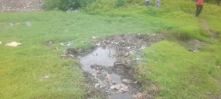 otienowill's tweet photo. Homa Bay Town's Soko Mjinga could be a becon, but it's a festering wound , dirty, disorganized, utterly abandoned. What happened to our taxes? What happened to governance? The era of neglect must end, and it starts with holding those responsible, like the current leadership, fully accountable.