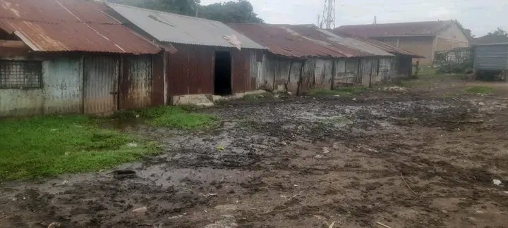 otienowill's tweet photo. Homa Bay Town's Soko Mjinga could be a becon, but it's a festering wound , dirty, disorganized, utterly abandoned. What happened to our taxes? What happened to governance? The era of neglect must end, and it starts with holding those responsible, like the current leadership, fully accountable.