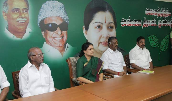 Mayanoffl's tweet image. கசப்புகளை மறந்து மீண்டும் ஒன்றிணைைய வேண்டும் இது காலத்தின் கட்டாயம்!!!

It's time to reunite AIADMK 🐦‍🔥

#AIADMK | #SASIKALA | #EPS