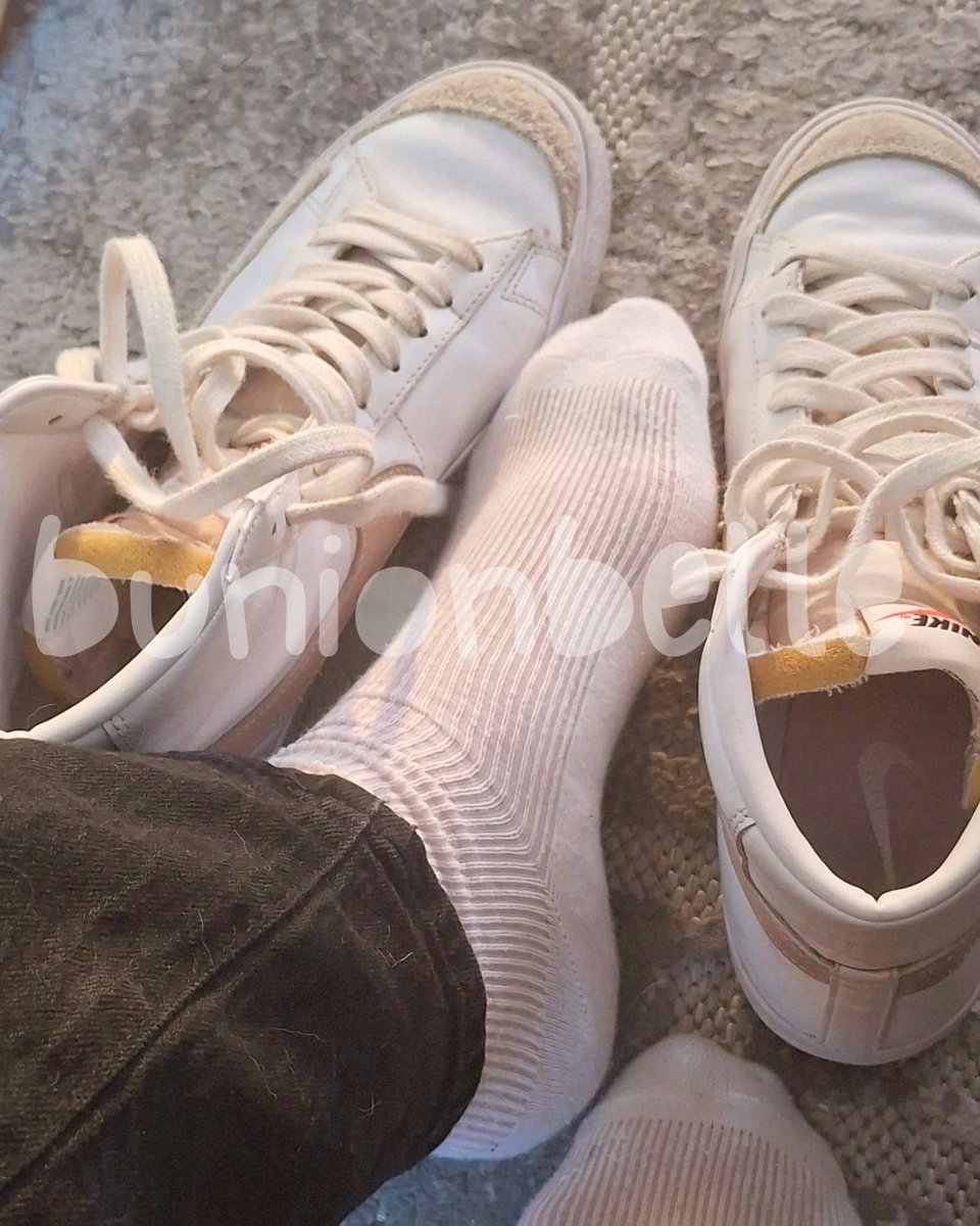 bunionbelle's tweet photo. Immer noch unterwegs!👟💦 Meine Füße glühen in den engen Sneakern bei dem schwülen Wetter. Das wird heute ein richtig Premium-Paar. Wer reserviert sie sich direkt per DM, bevor ich nach Hause komme und sie in die Tüte packe?💌
​#UsedSocks #SweatySocks #BunionQueen #SneakerSocks https://t.co/utel2pcIoG