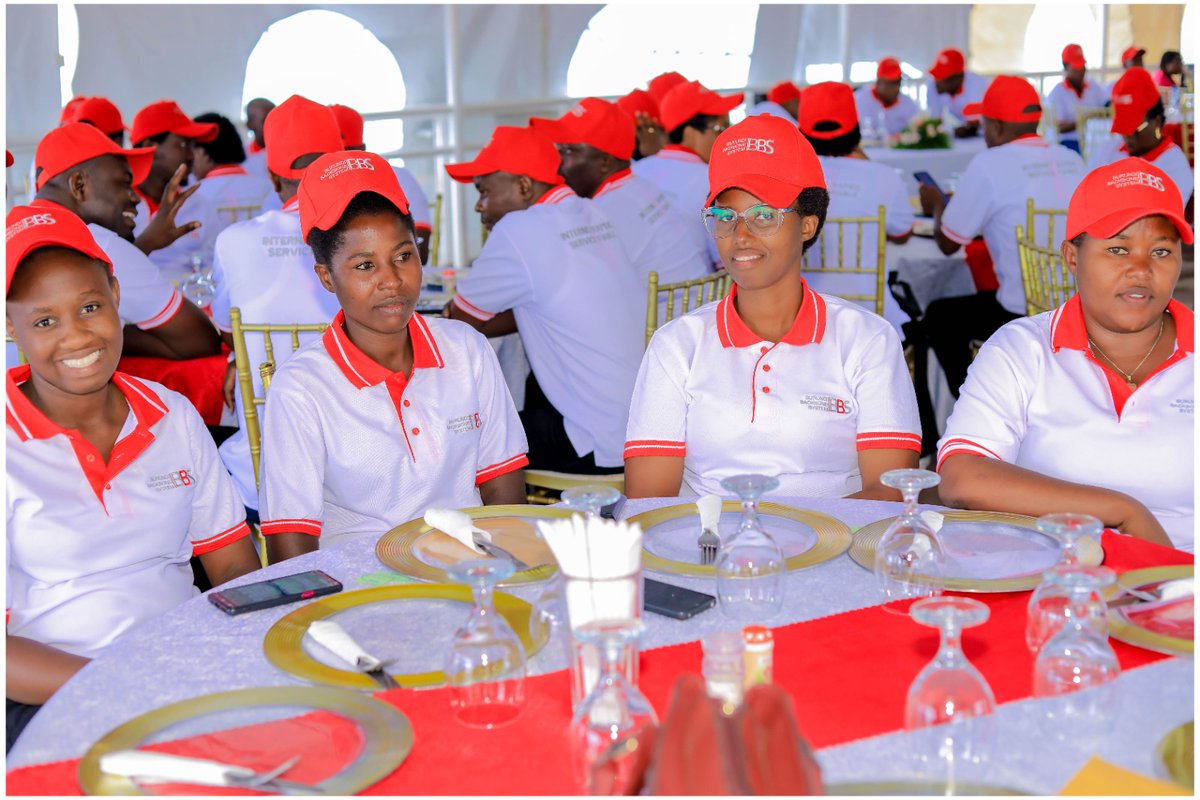 #Burundi 2.Après ce défilé, le personnel s’est rassemblé pour un moment de convivialité. Le Directeur Général de la société BBS <a href="/dnifasha/">Diègue NIFASHA</a> a rappelé que la fête du travail et des travailleurs est une occasion de faire l'auto-évaluation.