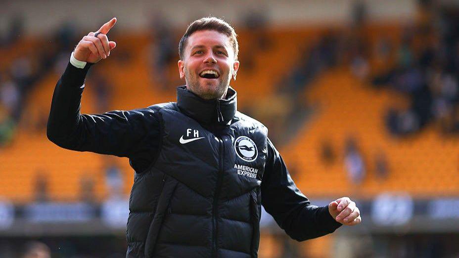 AndrewJames1901's tweet image. 🚨‼️Fabian Hürzeler has signed a new long-term contract at Brighton! All done and agreed! 📝💙🤍

Brighton are 100% satisfied and are planning the future with Hürzeler, who will stay despite other approaches, including from Leverkusen.

(Source- ✍🏻@Plettigoal) 

#Brighton #BHAFC