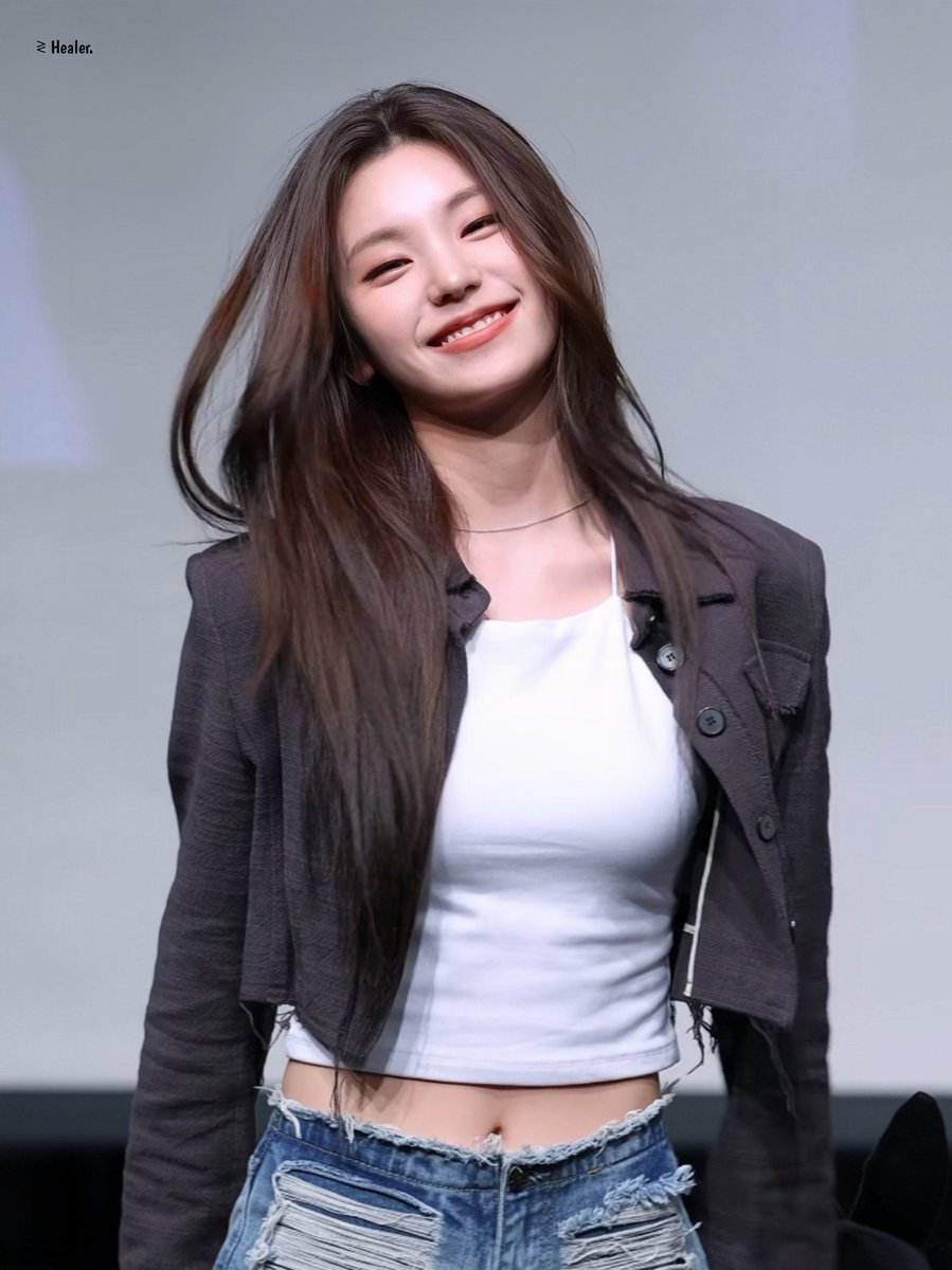 OOkgood40552's tweet photo. Can we talk about the visual duality? It is very suitable for an idol to look cute and cool too 🤤🤤🤤

#yeji https://t.co/5OraFJdRxs