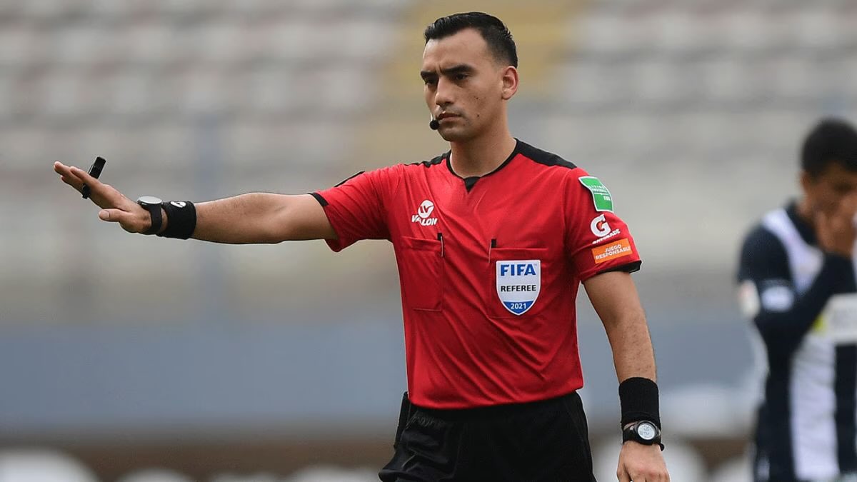 Lo de Augusto Menendez en el VAR roza con lo delincuencial, ni siquiera hubo polémica con el tremendo penal que no le cobran a Alianza. Tranquilamente le pudieron romper algunas costillas a Eryc Castillo y él, bien gracias. Igual será programado la próxima fecha por la tibieza