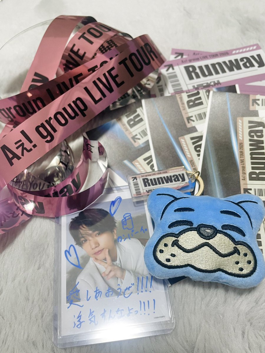 OOQQOQOO's tweet photo. Runway大阪3公演楽しかった✈️💖
やっぱりカッコよくて可愛くてぽやな正門くんが好き😭🐶💙そして初めてファンサ貰えて記憶喪失した😭💙ファンサ貰って連番の友達と崩れ落ちる流れができて嬉しかった🤣笑
公演参加して美味しいご飯食べて衣装展示も見に行けて大満足の3日間だった〜😻💖幸！ https://t.co/cQY9oEhx11