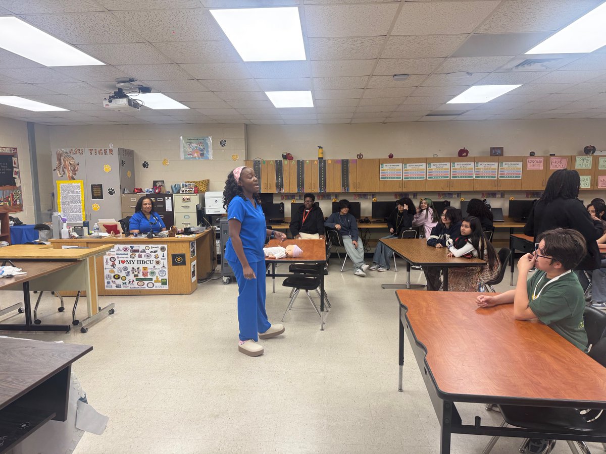 ShotwellMS_AISD's tweet photo. Last Friday, May 1, our scholars had the opportunity to explore future careers, ask questions, and learn from professionals across different industries. Thank you to all of our guest speakers for inspiring the next generation of leaders! 💚🐬💛 @DrKimJohnson07 @DrCrystalWatson https://t.co/qqkVcWbbak