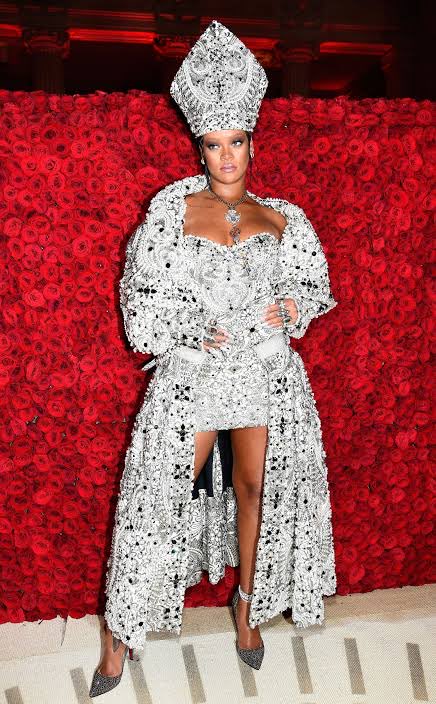 MonroeShaquisha's tweet photo. This is still one of my favourite #metgala looks EVER!
The concept
The crystals
The ocean pearls 
The natural diamonds
#Rihanna was utter perfection in this look 🔥🔥 https://t.co/kXy5t4aviX