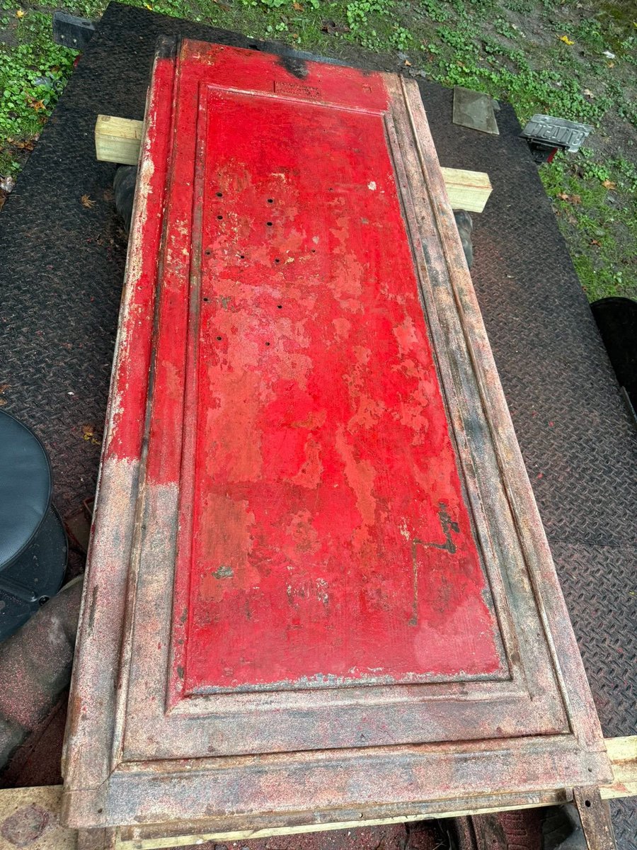 BritishCornerMD's tweet photo. Stripped down to bare metal, this British phone box was fully disassembled, primed with rust-preventative coating, and finished with four coats of paint before being brought back to life in Maryland. From scrap to history restored.

#MarylandsBritishCorner https://t.co/n51GMNqQXm