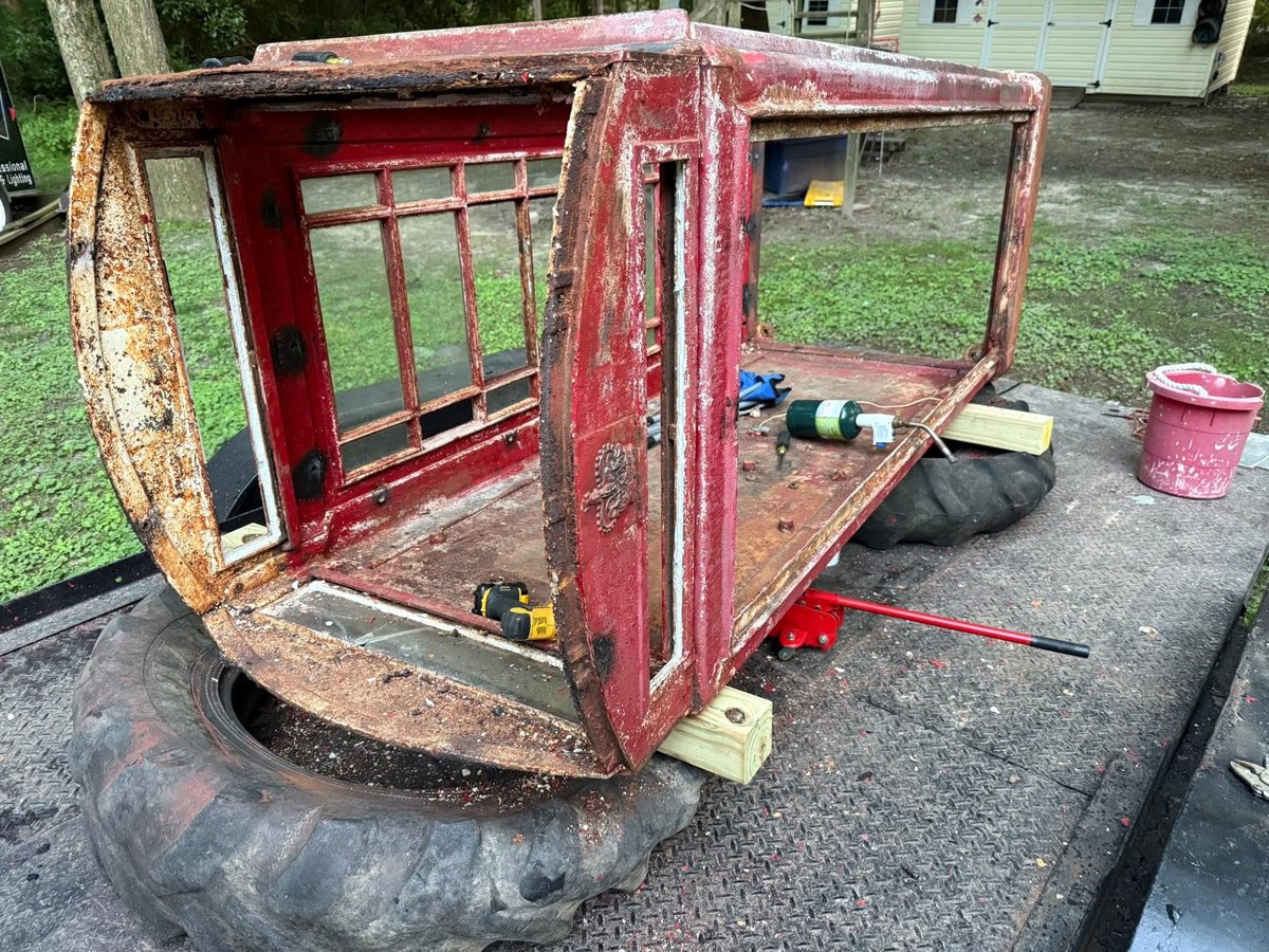 BritishCornerMD's tweet photo. Stripped down to bare metal, this British phone box was fully disassembled, primed with rust-preventative coating, and finished with four coats of paint before being brought back to life in Maryland. From scrap to history restored.

#MarylandsBritishCorner https://t.co/n51GMNqQXm
